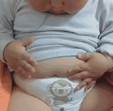 摸摸我的小肚子 GIF 动图