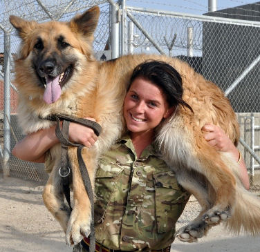 外国女兵肩扛军犬