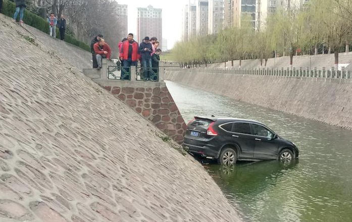 这酒没少喝啊！一下就冲到河道里去了