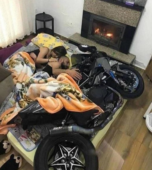 睡觉抱机车不抱老婆