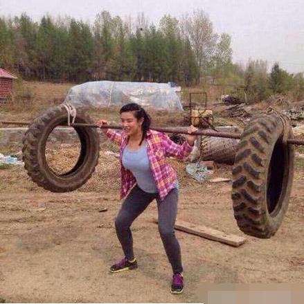 妹子用轮胎当杠铃苦练身材