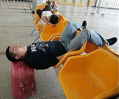 把箱子当枕头睡的神人