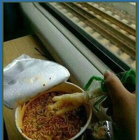 用鸡爪吃方便面
