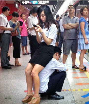 把男朋友当凳子坐