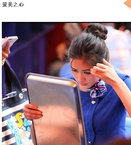 拿着餐盒照镜子