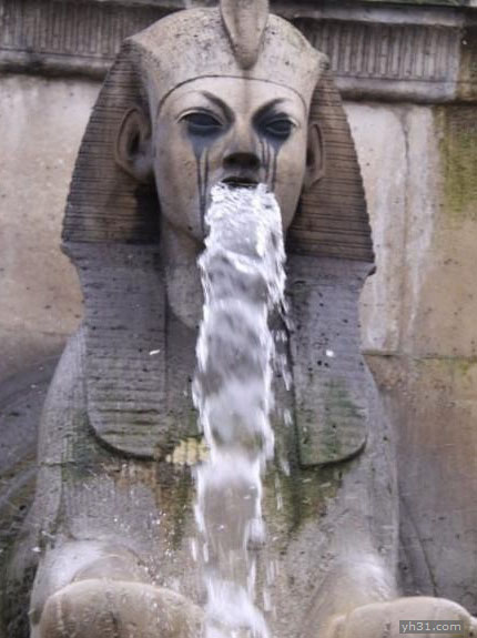 从嘴里吐水的雕像