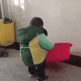 千万不要让小宝宝去拿盆子，他可能会拿来睡觉