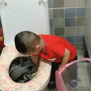 帮妈妈洗衣服，把衣服放进马桶里洗一洗