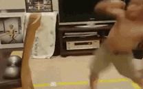 家有爱功夫的熊孩子，椅子踢坏不少