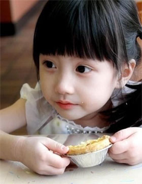 萌小孩吃东西