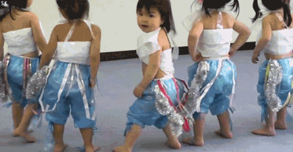 跳舞扭屁股的一群小女孩