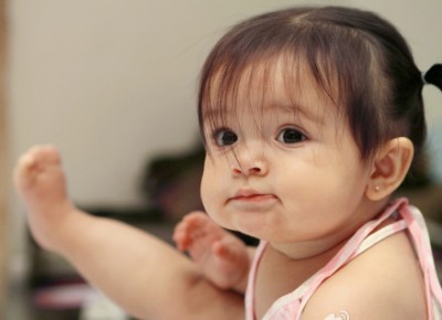 可爱的小女孩练习踢腿