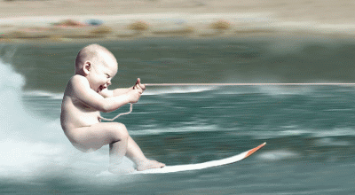 疯狂冲浪的光屁股小孩