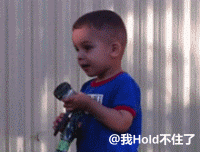 玩热水器龙头的小孩