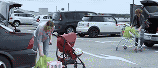 这马虎的妈妈，把娃忘记在婴儿车里了