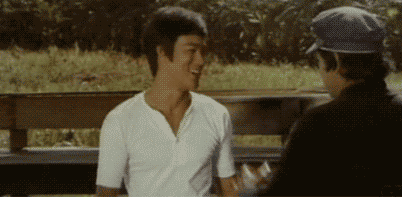 龙哥不小心被挨了一拳