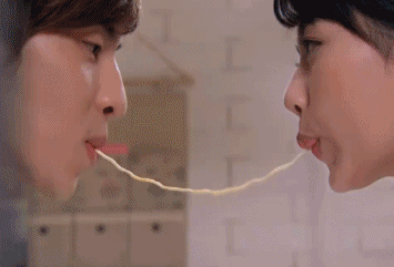 相互吸面条的情侣