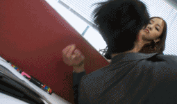 暴力女人在办公室狂揍男人