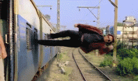 在火车上健步如飞的男人