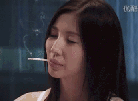 抽着烟讲话的女人