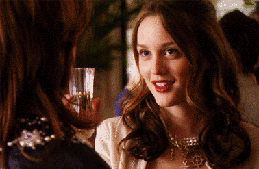 美女举杯相邀干杯