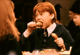 一手拿一个鸡腿，慢慢的啃