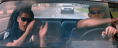 两个在车上摇摆的警察