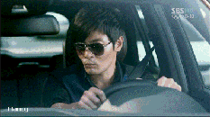 帅哥开车逗美女开心