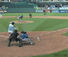 没挡住的棒球击碎摄像头