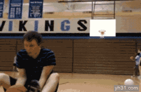 向后投球命中女人