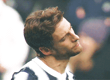 球员在赛场上扭脖子