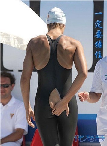 裤子撕裂了，一定要捂住呀