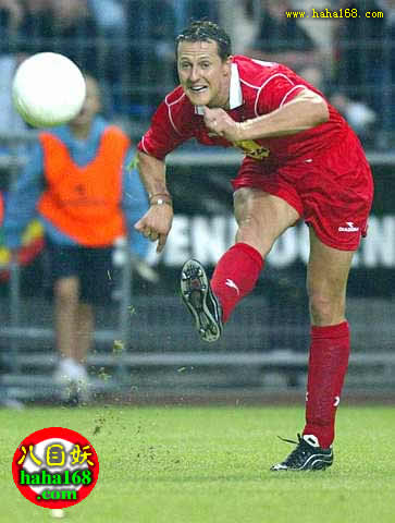 这个踢球动作很喜剧