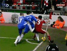 抢不过球就踢人