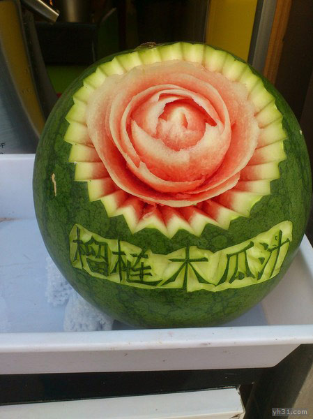 在西瓜上雕字刻花