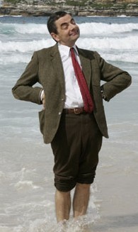 站在沙滩上搞笑的憨豆