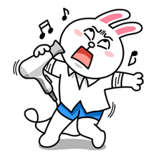 拿着电吹风当话筒唱歌