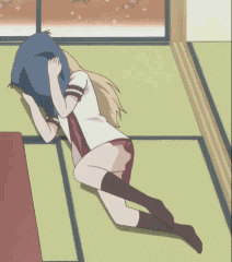 在地上滚过来滚过去