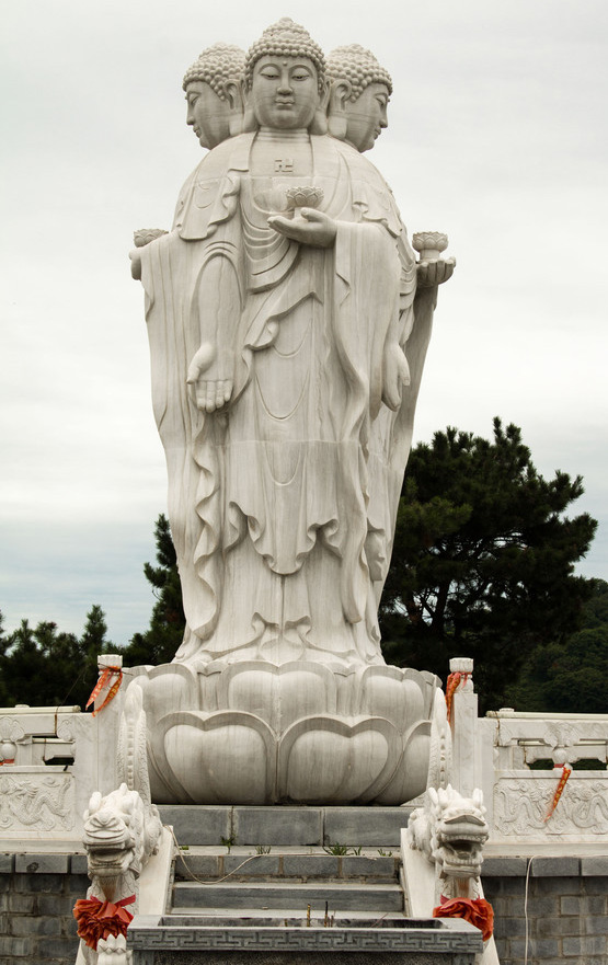 造型独特的三面佛像