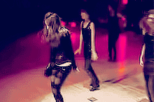 黑衣女人们跳劲舞