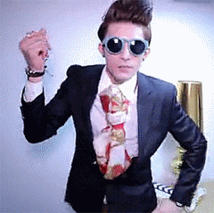 墨镜帅哥跳舞扭腰