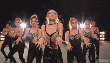 一群性感的美女在灯光下跳舞