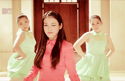 少女们的热情舞步