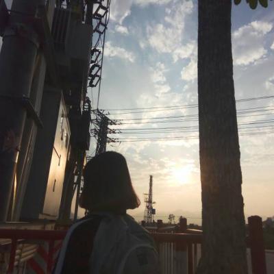 短发气质女生微信头像美女高冷 遗憾总和年轻绑在一起-腾牛个性网