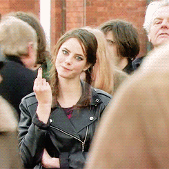 妹子站在人群中竖中指鄙视你