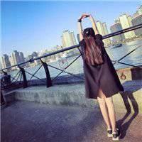 漫画黑白女生戴帽子坐在地上的背影图片_微信头像图片大全