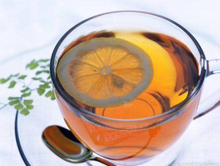 在茶里放一片橙子