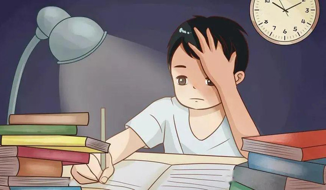 这么晚了还在灯下写作业