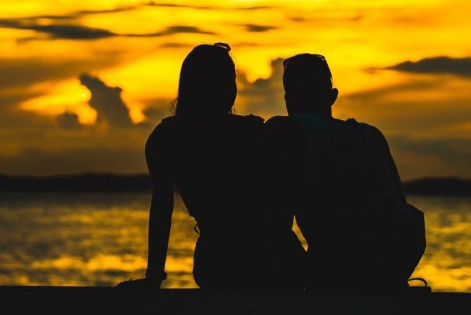 一对夕阳下的恋人背影图片