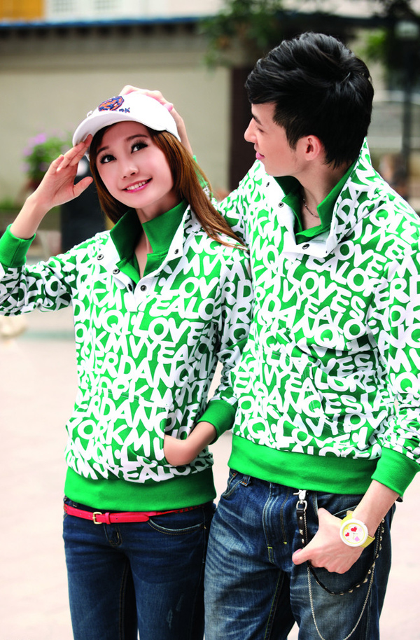 一对穿情侣装的开心恋人